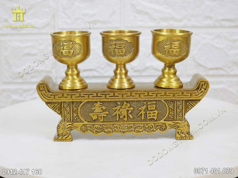 Bộ ngai ba ch&eacute;n c&oacute; m&agrave;u sắc v&agrave;ng mộc sang trọng v&agrave; nổi bật tr&ecirc;n ban thờ c&uacute;ng gia ti&ecirc;n